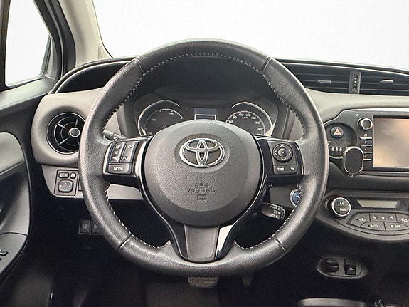 Toyota Yaris 12 of 30