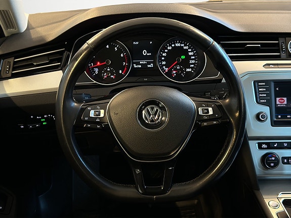 Volkswagen Passat 12 of 25