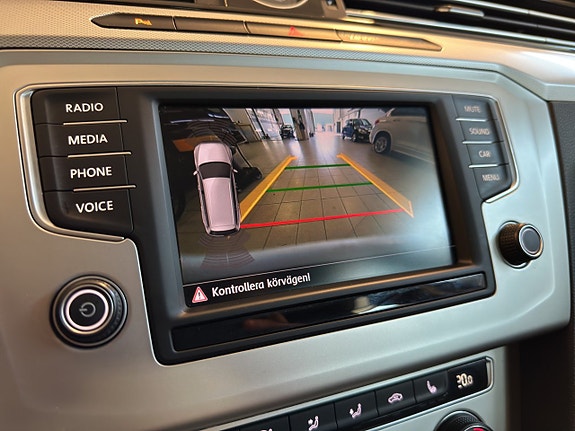 Volkswagen Passat 17 of 25