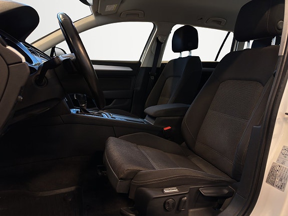 Volkswagen Passat 9 of 25