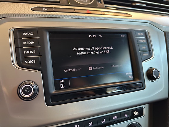 Volkswagen Passat 18 of 25
