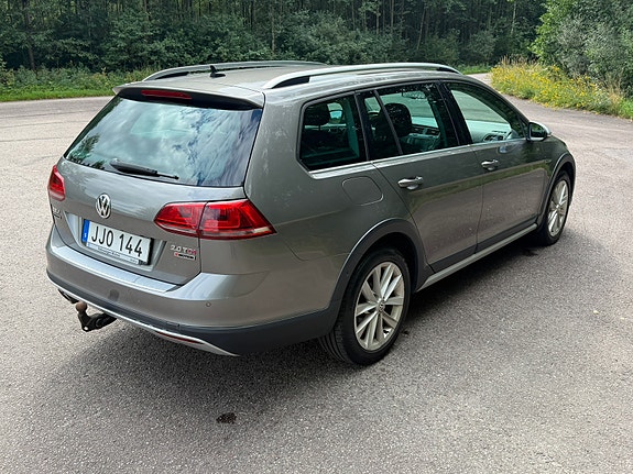 Volkswagen Golf Alltrack 2 of 8