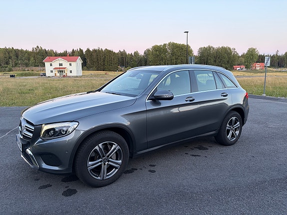 Mercedes-Benz GLC250 3 of 17
