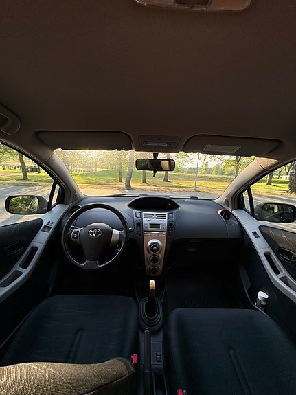 Toyota Yaris 6 of 8