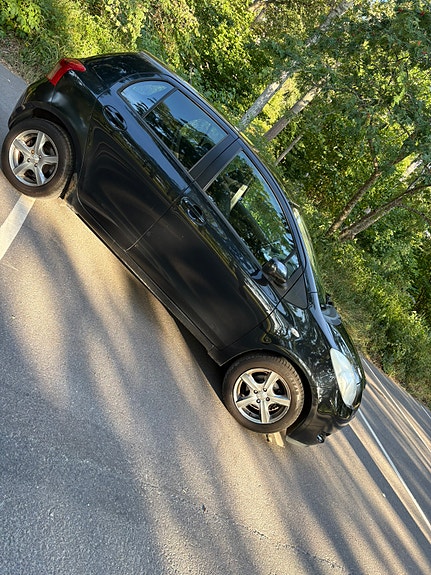 Toyota Yaris 3 of 8