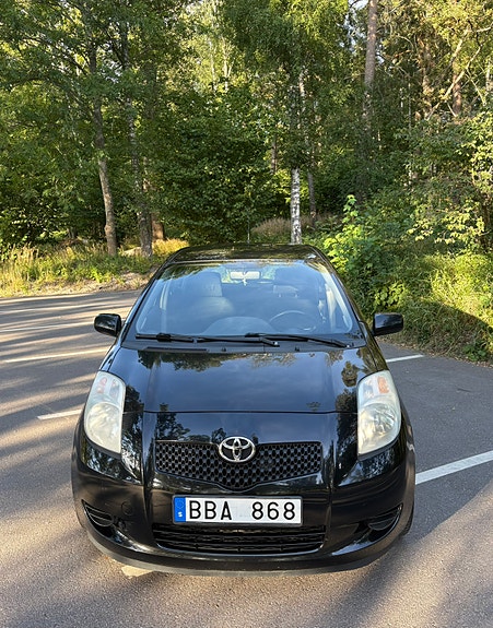 Toyota Yaris 2 of 8
