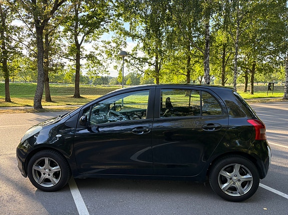 Toyota Yaris 5 of 8