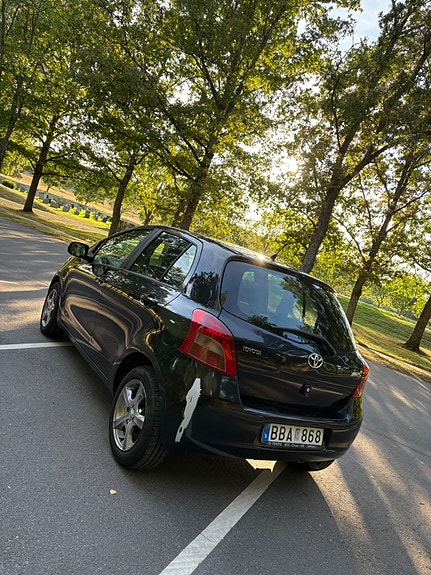 Toyota Yaris 4 of 8