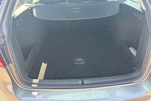 Volkswagen Passat 13 of 17