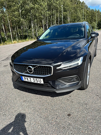 Volvo V60 Cross Country 2 of 5