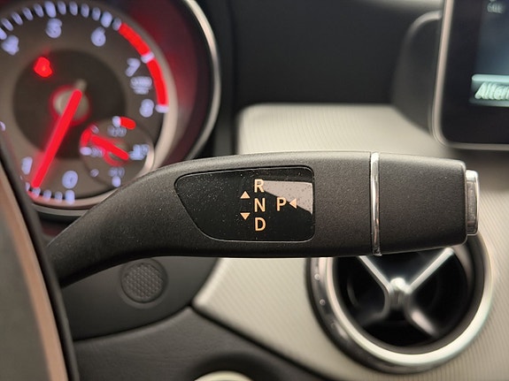 Mercedes-Benz GLA200 17 of 30