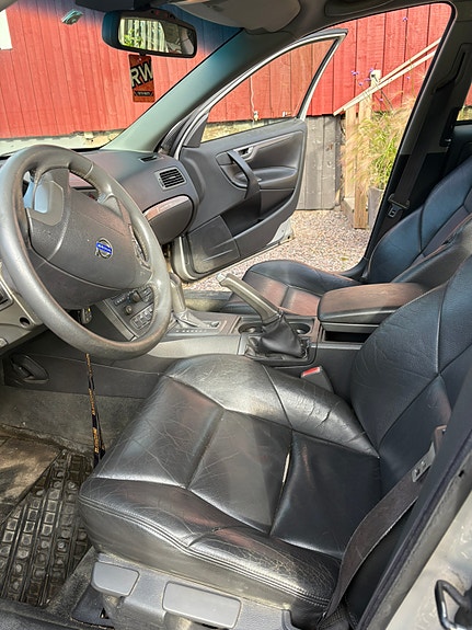 Volvo V70 3 of 4
