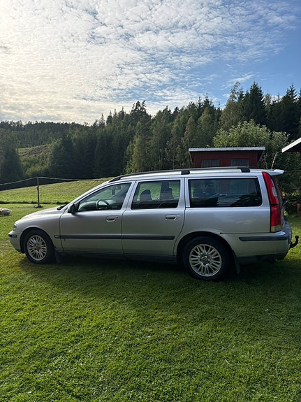 Volvo V70 2 of 4