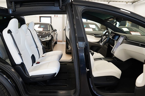 Tesla Model X 14 of 26