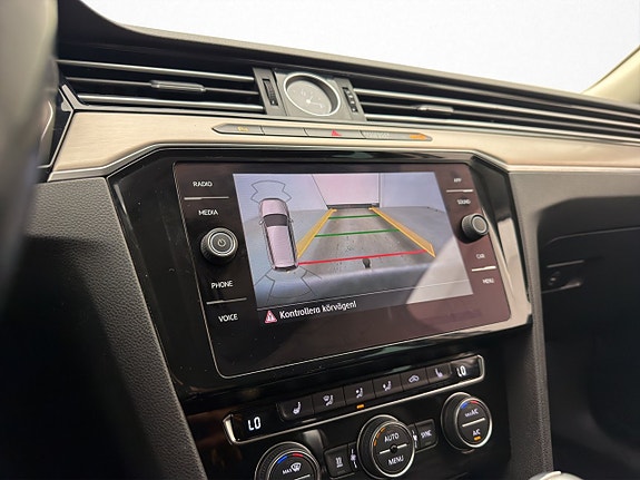 Volkswagen Passat Alltrack 17 of 30