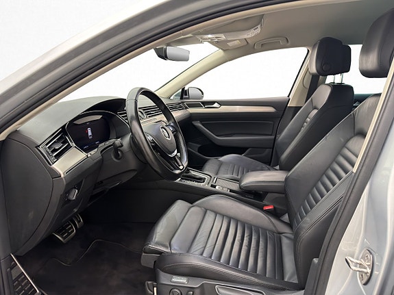 Volkswagen Passat Alltrack 12 of 30