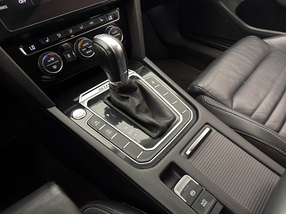 Volkswagen Passat Alltrack 21 of 30