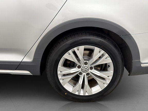 Volkswagen Passat Alltrack 28 of 30