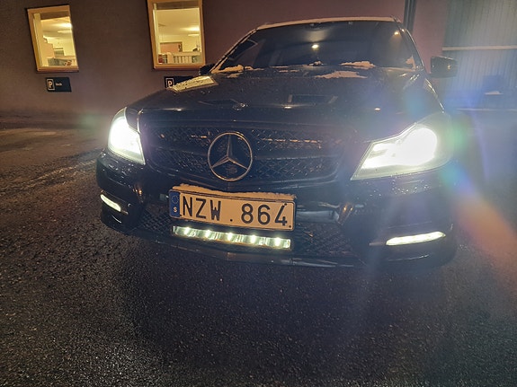 Mercedes-Benz C220 4 of 5