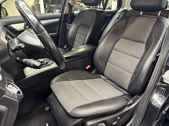 Mercedes-Benz C220 11 of 16
