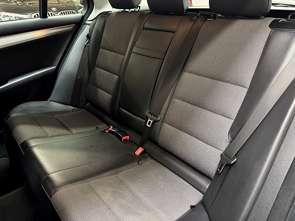 Mercedes-Benz C220 13 of 16