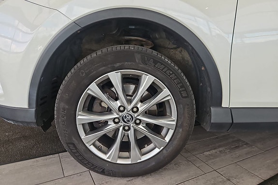 Toyota RAV4 11 of 16
