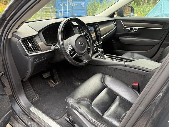 Volvo V90 Cross Country 2 of 5