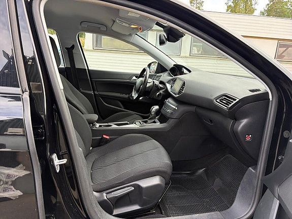 Peugeot 308 SW 17 of 21