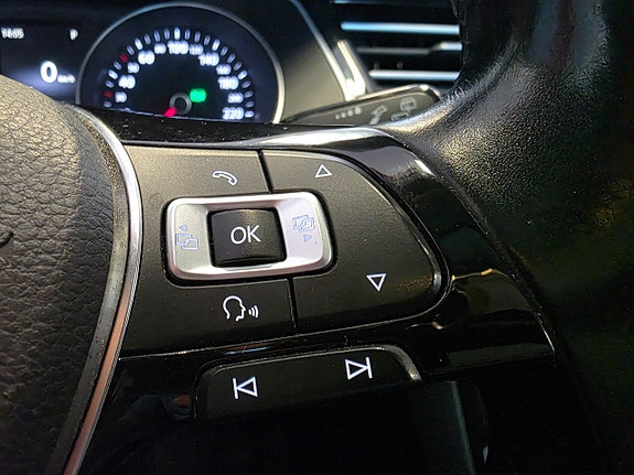 Volkswagen Passat 12 of 15