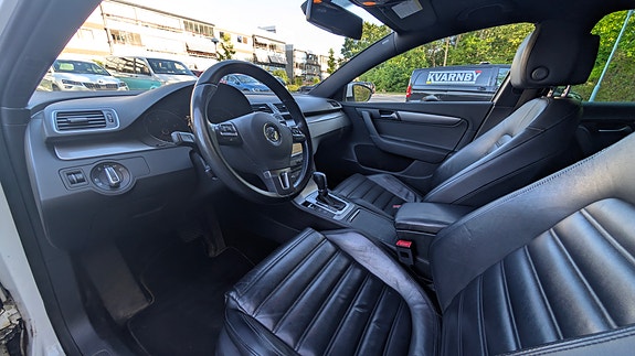 Volkswagen Passat 9 of 17