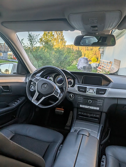 Mercedes-Benz E220 3 of 7