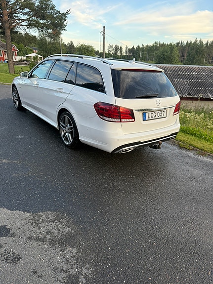 Mercedes-Benz E220 2 of 7