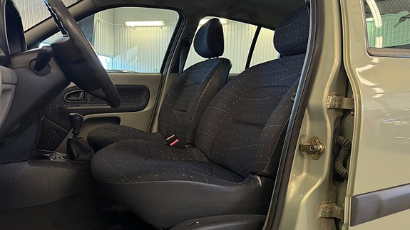 Renault Clio 10 of 19