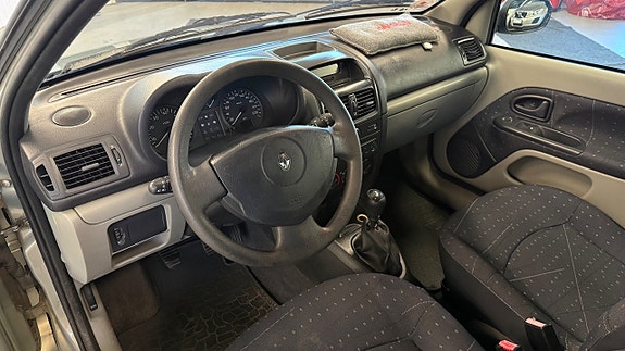 Renault Clio 11 of 19