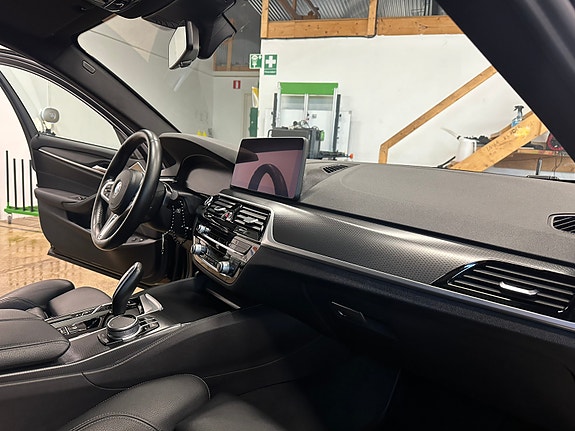 BMW 530e 4 of 5