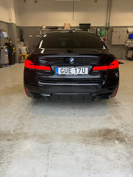 BMW 530e 2 of 5