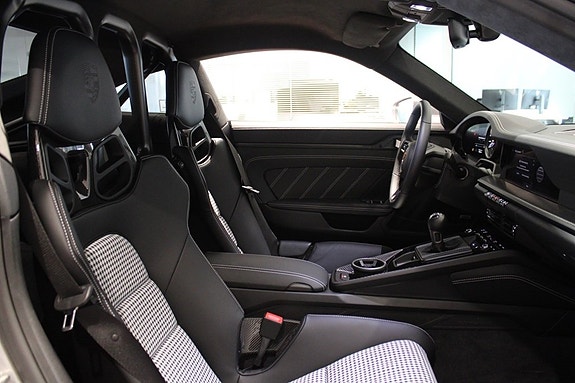 Porsche 992 21 of 27