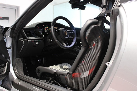 Porsche 992 16 of 27