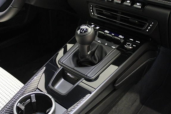Porsche 992 22 of 27