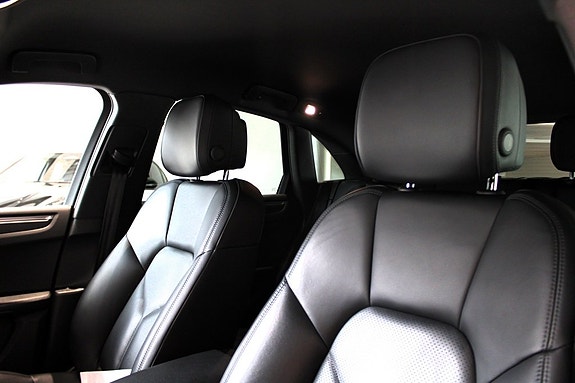 Porsche Macan 4 of 16