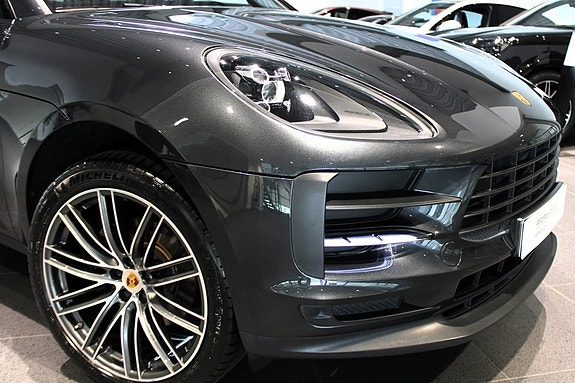 Porsche Macan 8 of 16