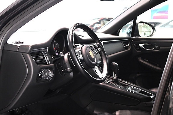 Porsche Macan 3 of 16