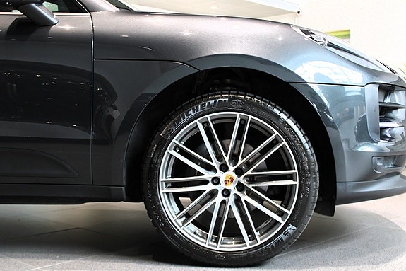 Porsche Macan 9 of 16