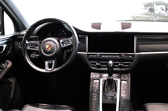 Porsche Macan 10 of 16