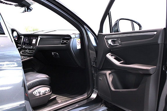 Porsche Macan 11 of 16