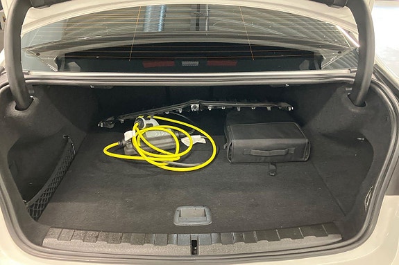BMW 330e 22 of 27