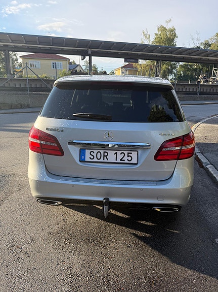 Mercedes-Benz B200 d 2 of 10