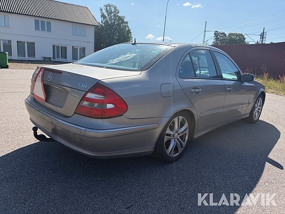 Mercedes-Benz E320 5 of 6