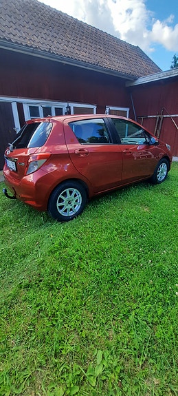 Toyota Yaris 2 of 7