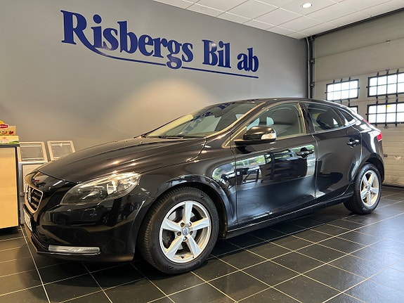 Volvo V40 2 of 12
